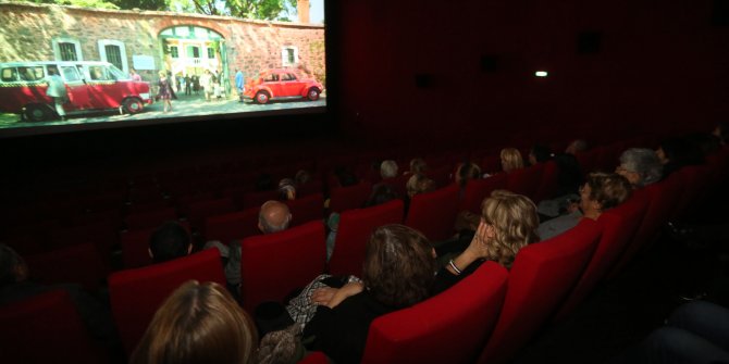 Yenimahalle Turgut Özal Kültür Merkezi’nde bulunan İkinci Bahar Yaşlı Yaşam Merkezi'nde sinema keyfi