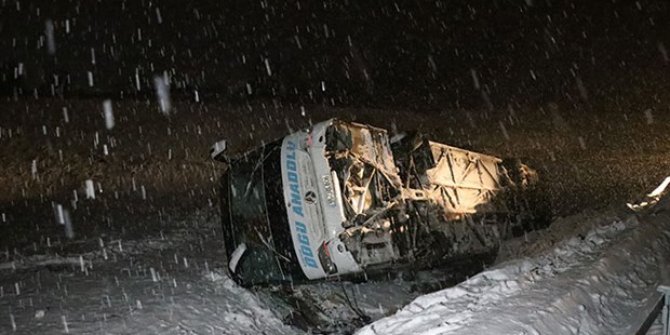 Erzincan'da yolcu otobüsü devrildi