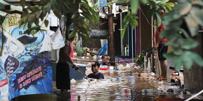 Endonezya'daki selde ölü sayısı 60'a yükseldi