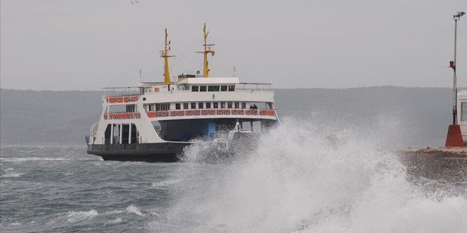 Gökçeada ve Bozcaada feribot seferlerine fırtına engeli