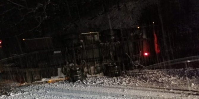 İnegöl'de TIR devrildi, Bursa- Ankara Karayolu kapandı