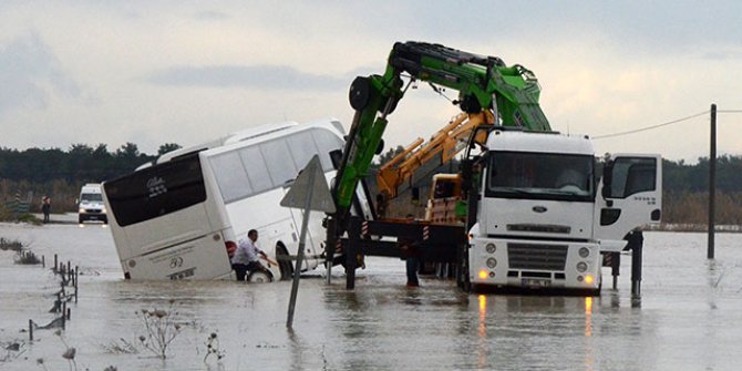 İki günlük yağış Antalya'yı vurdu