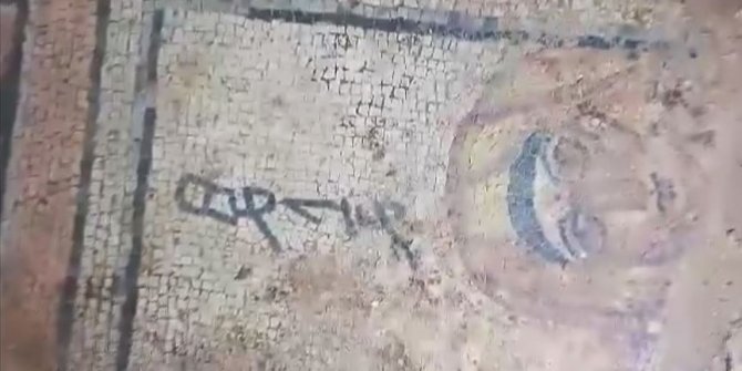 Şanlıurfa'da izinsiz kazıda 4. yüzyıla ait mozaik ortaya çıktı