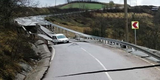 Kandıra’da araç çöken yolun ortasında kaldı