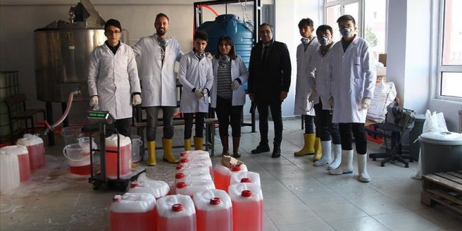Kimya teknolojileri bölümü öğrencileri üretirken geleceğe de hazırlanıyor