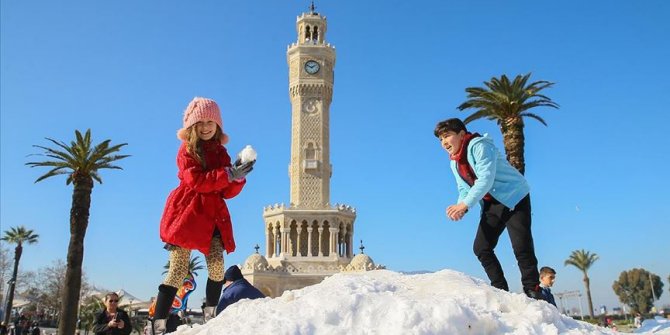 İzmir'e kar 'kamyonlarla' geldi