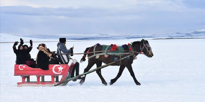 Turistler buz tutan Çıldır Gölü'nde atlı kızak keyfi yaşıyor