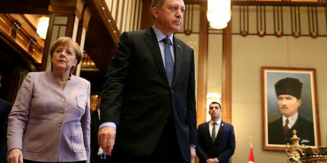 Bild: Merkel, Libya konferansı konusunda Erdoğan'a boyun eğdi