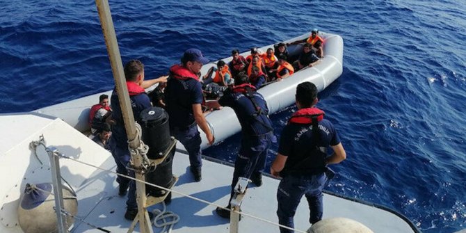 Ölümden döndüler: Sahil Güvenlik ekipleri batmak üzereyken kurtardı