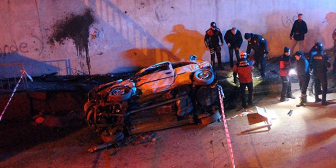 Köprüden uçup duvara çarpan otomobildeki 2 genç yaşamı yitirdi