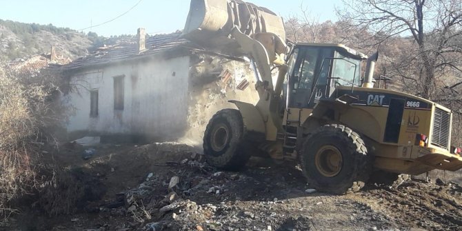 Keçiören'de vatandaşın şikayet ettiği metruk bina belediye tarafından yıkıldı