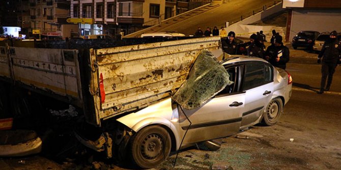 TIR'a arkadan çarpan otomobil hurdaya döndü