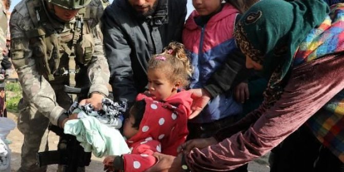 Türk askerinden Tel Abyad'daki çocuklara yardım