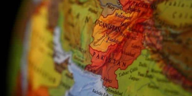 Pakistan'dan Afganistan sınırına saldırı: 200 roket fırlattılar