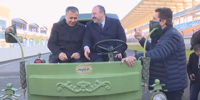 Bakan Varank, yerli üretim elektrikli faytonu test etti