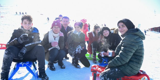 Altındağ'lı çocuklara eğlence dolu karne hediyesi