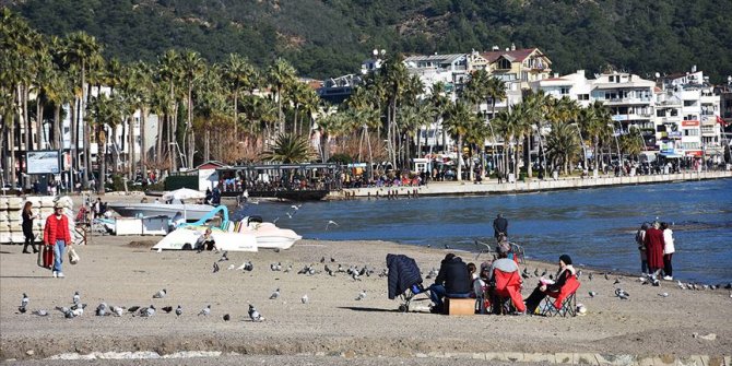 Muğla'da sıcak havayı fırsat bilenler sahillerde yoğunluk oluşturdu