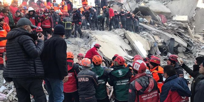 Dört kişi daha enkaz altından kurtarıldı