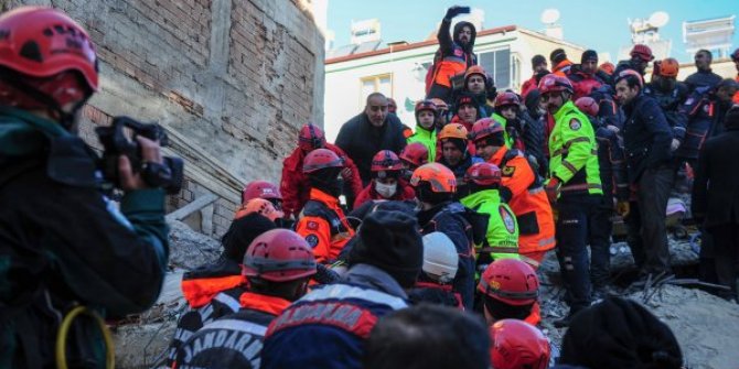 Elazığ'da yaşlı kadın 13 saat sonra enkazdan sağ çıkarıldı