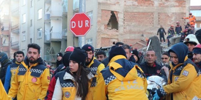 Elazığ'da enkazdan bir kişi daha çıkarıldı