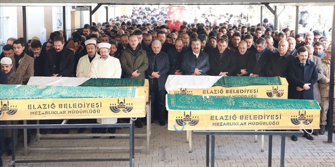 Depremde hayatını kaybedenler son yolculuğuna uğurlanıyor