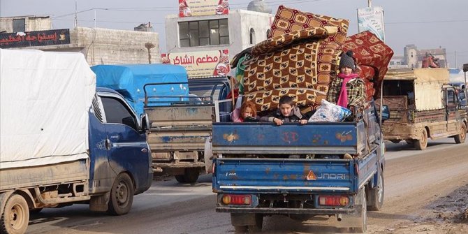 151 bin sivil daha Türkiye sınırı yakınına göç etti