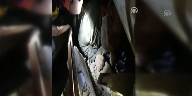 Depremde enkaz altında kalan Mustafa Emir'in kurtarılma görüntüsü ortaya çıktı