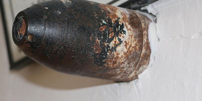 Cami duvarına isabet edip patlamayan top mermisi korunuyor