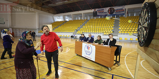 77 yaşındaki Hacer Öcal, azmi ve cesareti ile gençlere örnek oldu