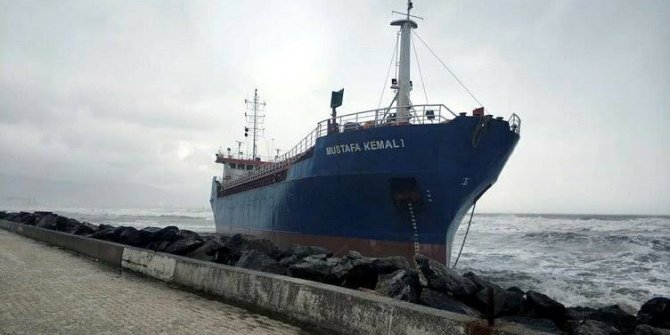 Hatay'da fırtınada sürüklenen gemi karaya oturdu