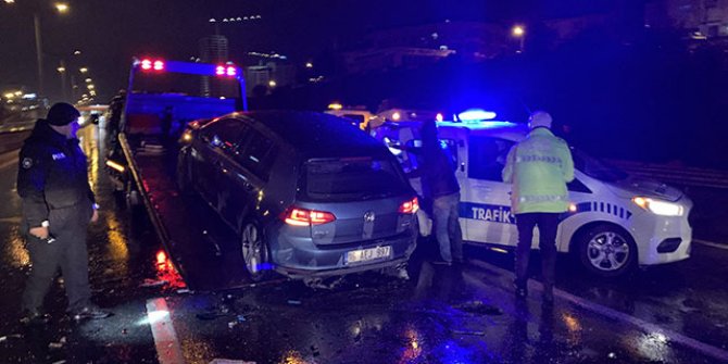 Maltepe'de zincirleme trafik kazası: 2'si polis 4 yaralı