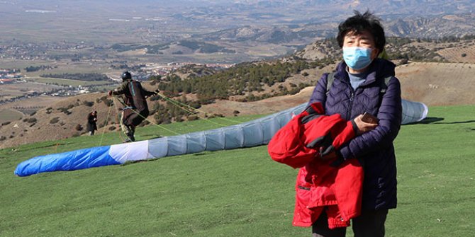 Yamaç paraşütü pilotları 'Koronavirüs'üne karşı maskeyle uçuyor