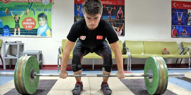 "Fırça sapı" ile başladığı halterde olimpiyatları hedefliyor