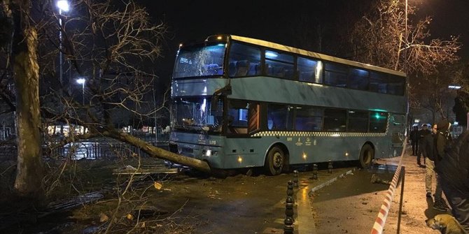 Kartal'da özel halk otobüsü duraktaki yolculara çarptı: 3'ü ağır 5 yaralı