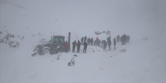 Bahçesaray'da çığ altındaki 2 kişiyi arayan ekiplerin üzerine çığ düştü: Ölü sayısı 26 oldu
