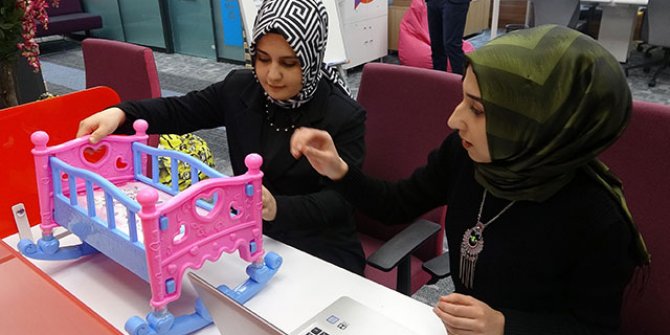 Bebekler için akıllı beşik ürettiler