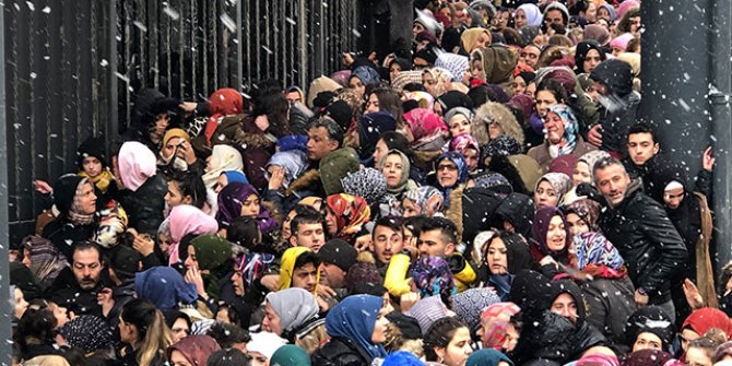 Mağaza açılışında indirim izdihamı