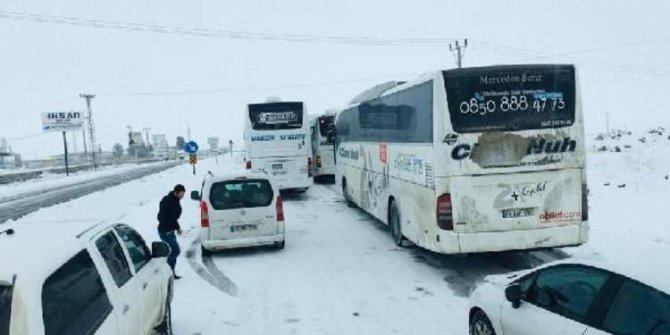 Uluslararası İpek Yolu kardan kapandı, sürücüler mahsur kaldı