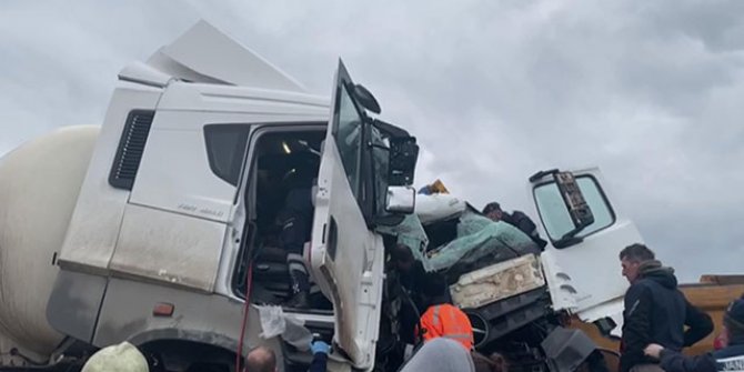 Şile yolunda 2 kamyon kafa kafaya çarpıştı