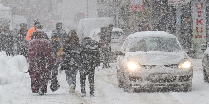Van'da yoğun kar nedeniyle kriz merkezi kuruldu