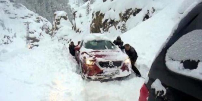 Artvin'de çığ düştü: 20 araç yolda kaldı