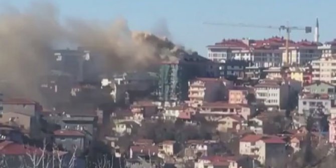 Üsküdar'da binanın çatısı alev alev yanıyor