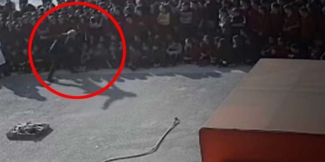 Okul müdürü öğrencinin yüzüne tekme attı!