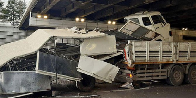 İzmir'de hurda araç yüklü TIR, alt geçitte sıkıştı