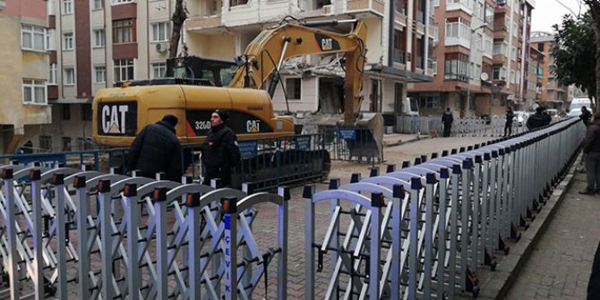 Bahçelievler'de çöken binanın çevresinde güvenlik önlemleri devam ediyor