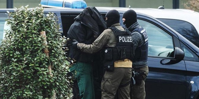 Almanya'da camiye silahlı saldırı