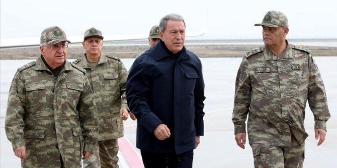 Bakan Akar ve komutanlar sınırda