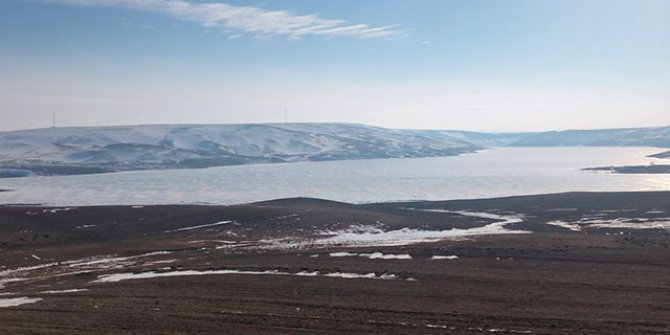 Kars Barajı'nın yüzeyi buz tuttu