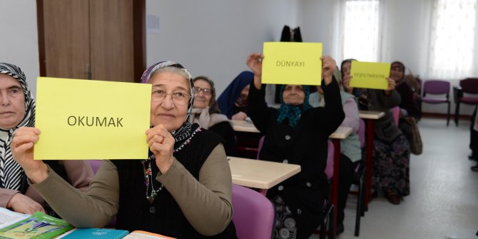 Altındağ'da tonton teyzeler sınıfı azmiyle kendilerine hayran bırakıyor