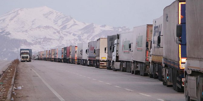 İran'a açılan Gürbulak kapatıldı, TIR kuyruğu 5 kilometreye ulaştı